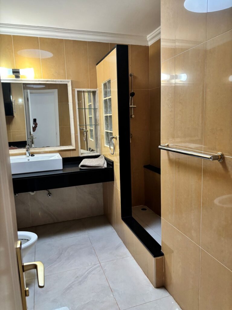 15 Playa Flamingo bathroom