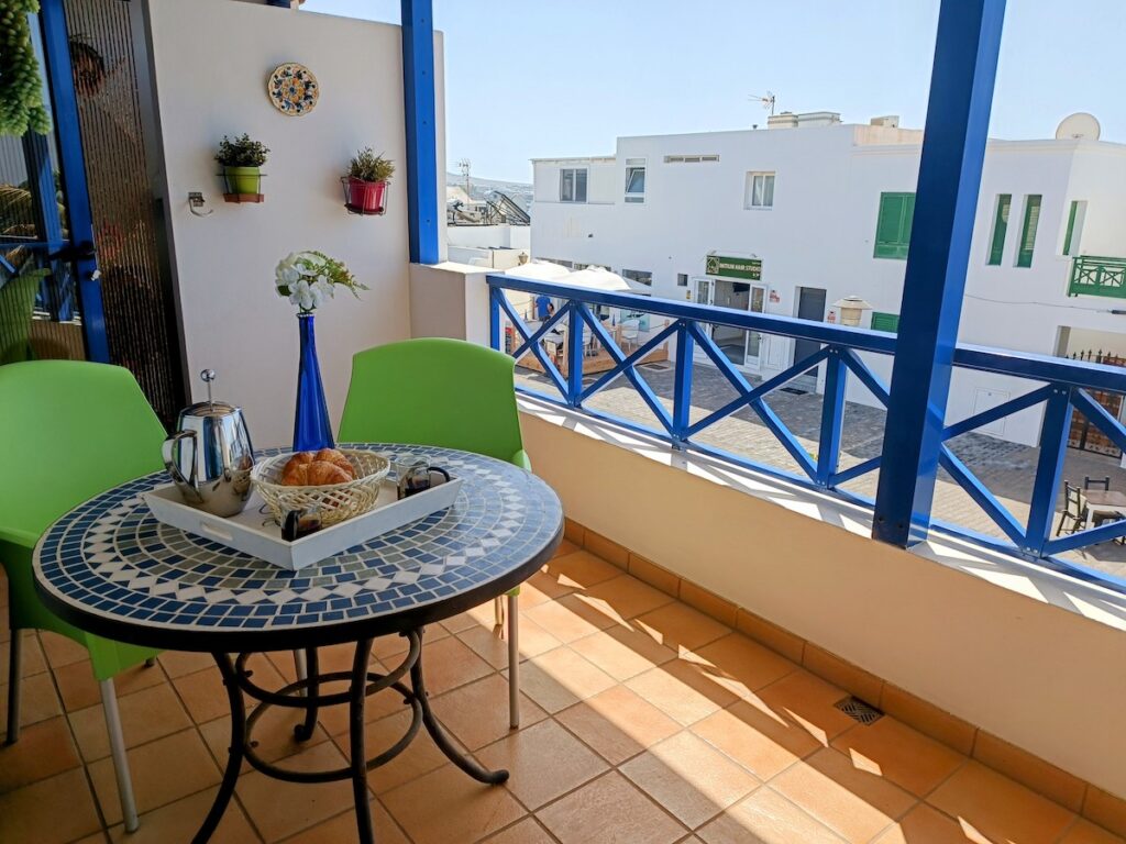 Apartamento Centrico terrace with dining table