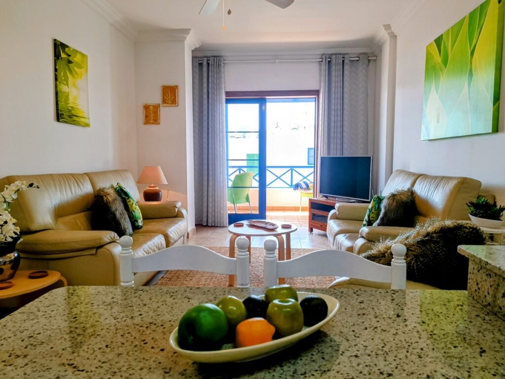 Apartamento Centrico lounge and kitchen area