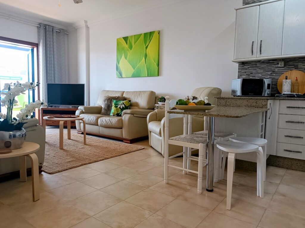 Apartamento Centrico lounge and kitchen area