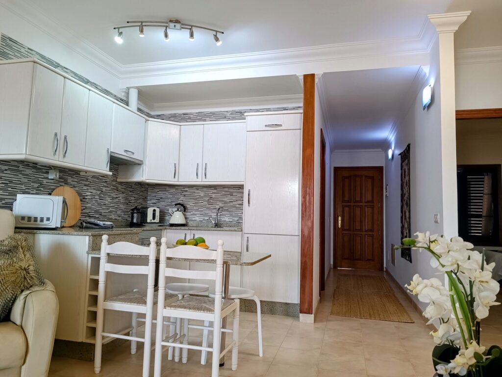 Apartamento Centrico lounge and kitchen area