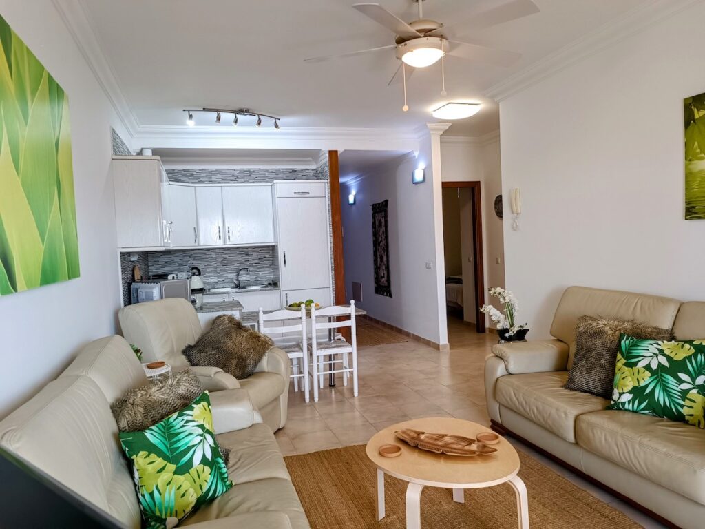 Apartamento Centrico lounge and kitchen area