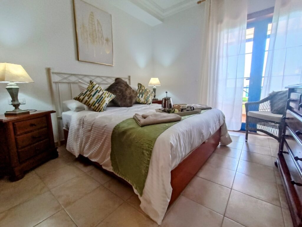 Apartamento Centrico double bedroom overlooking the balcony