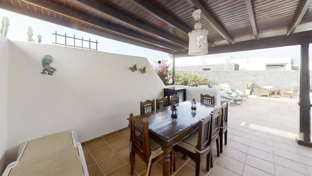 Villa Carlara shaded dining area