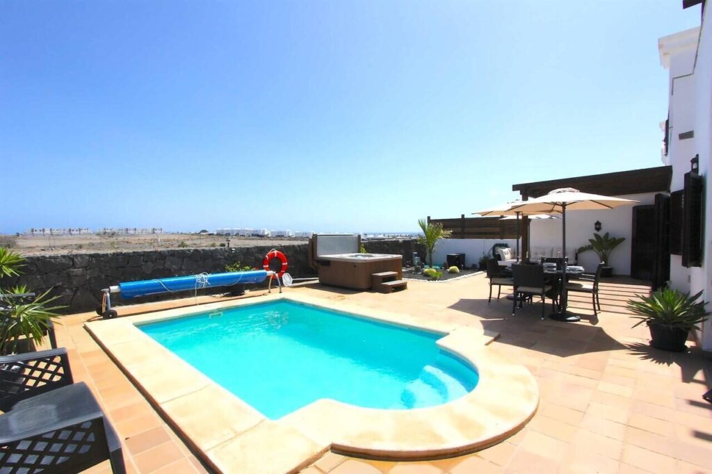 Villa Emma private pool patio area