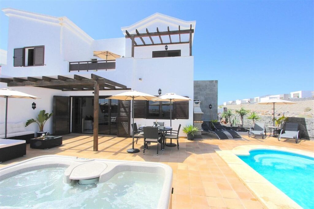 Villa Emma private terrace with hot tub and pool