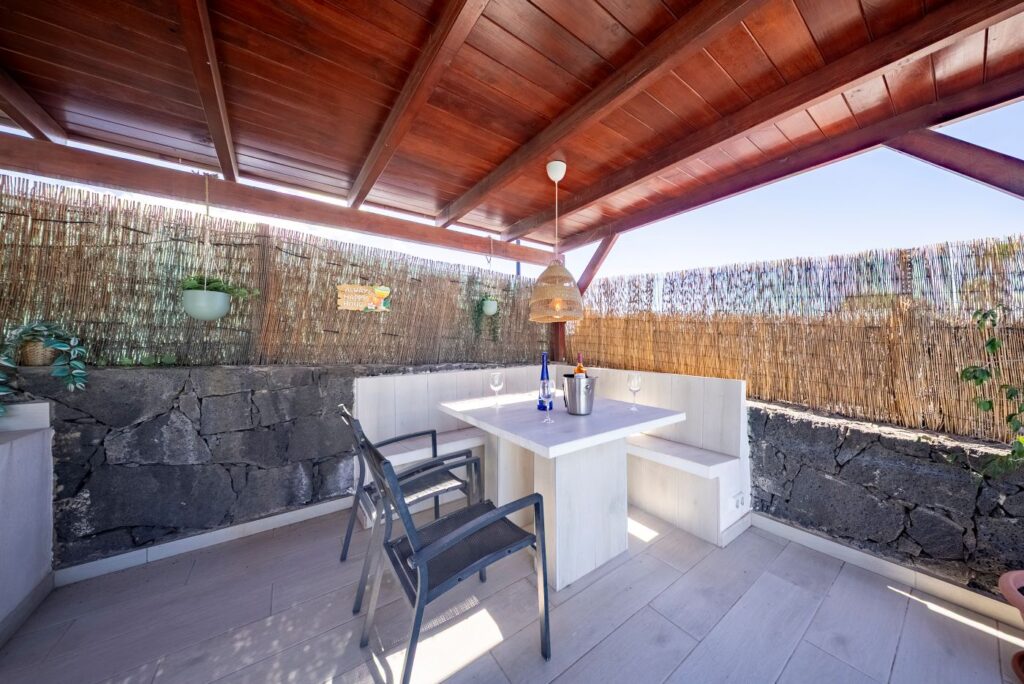 Villa Lomas alfresco dining area with BBQ