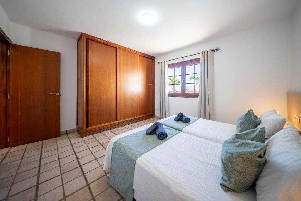 Villa Lomas twin bedroom