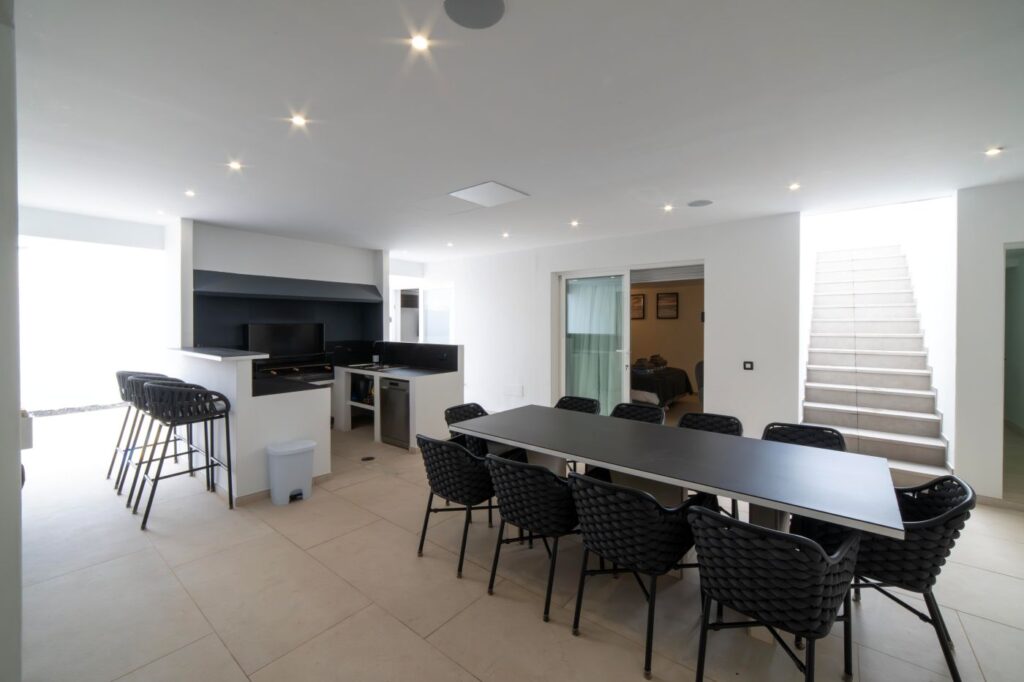 Villa Luna alfresco dining area with kitchen and barbecue