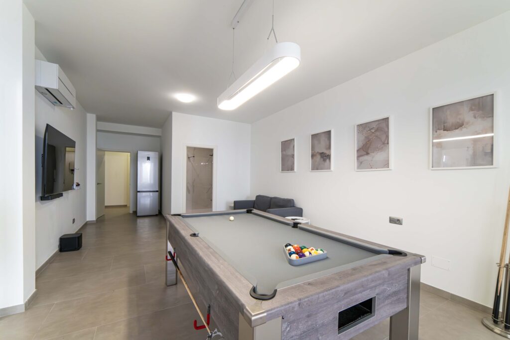 Villa Sol games area pool table