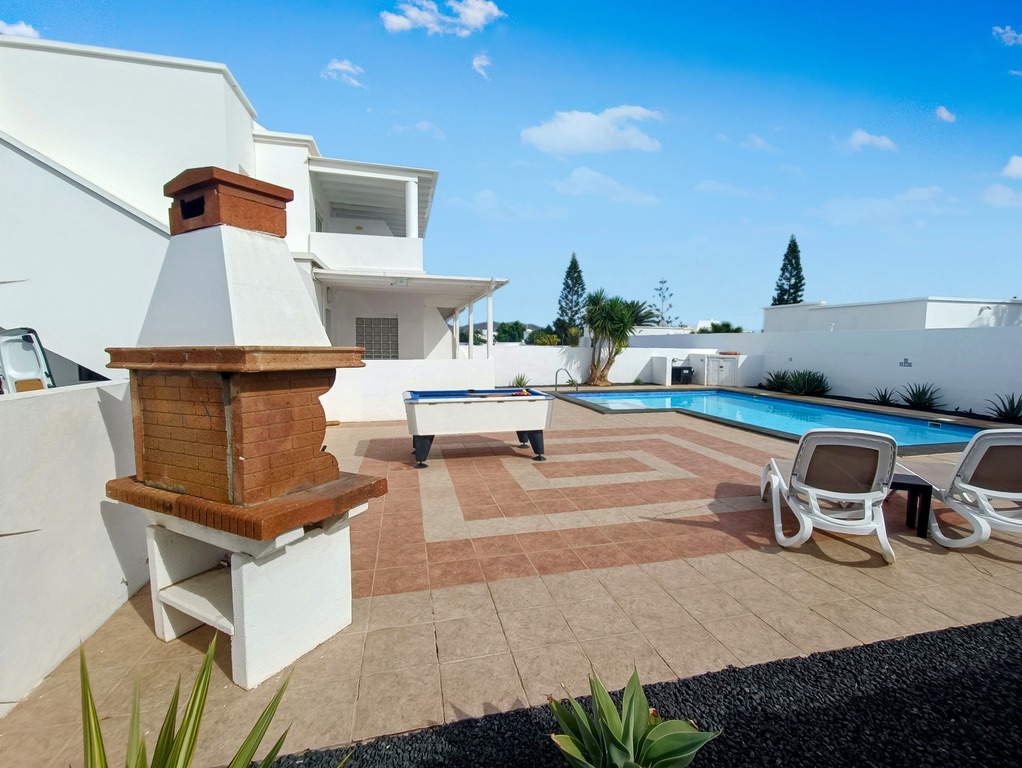 Villa Vicini terrace area with BBQ and pool table