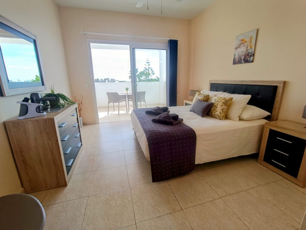 Villa Vicini master bedroom with balcony access